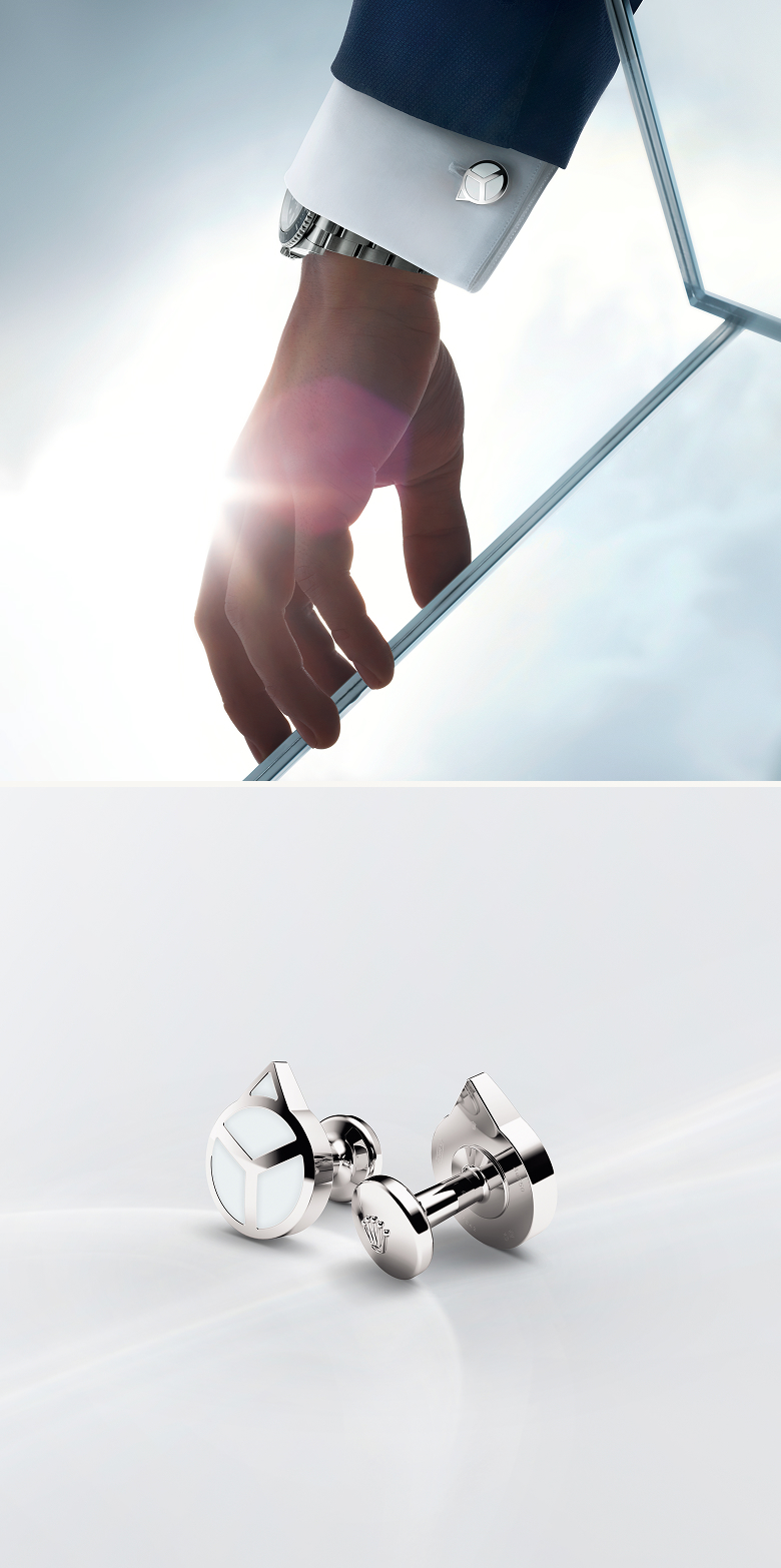 Hand cufflinks detail